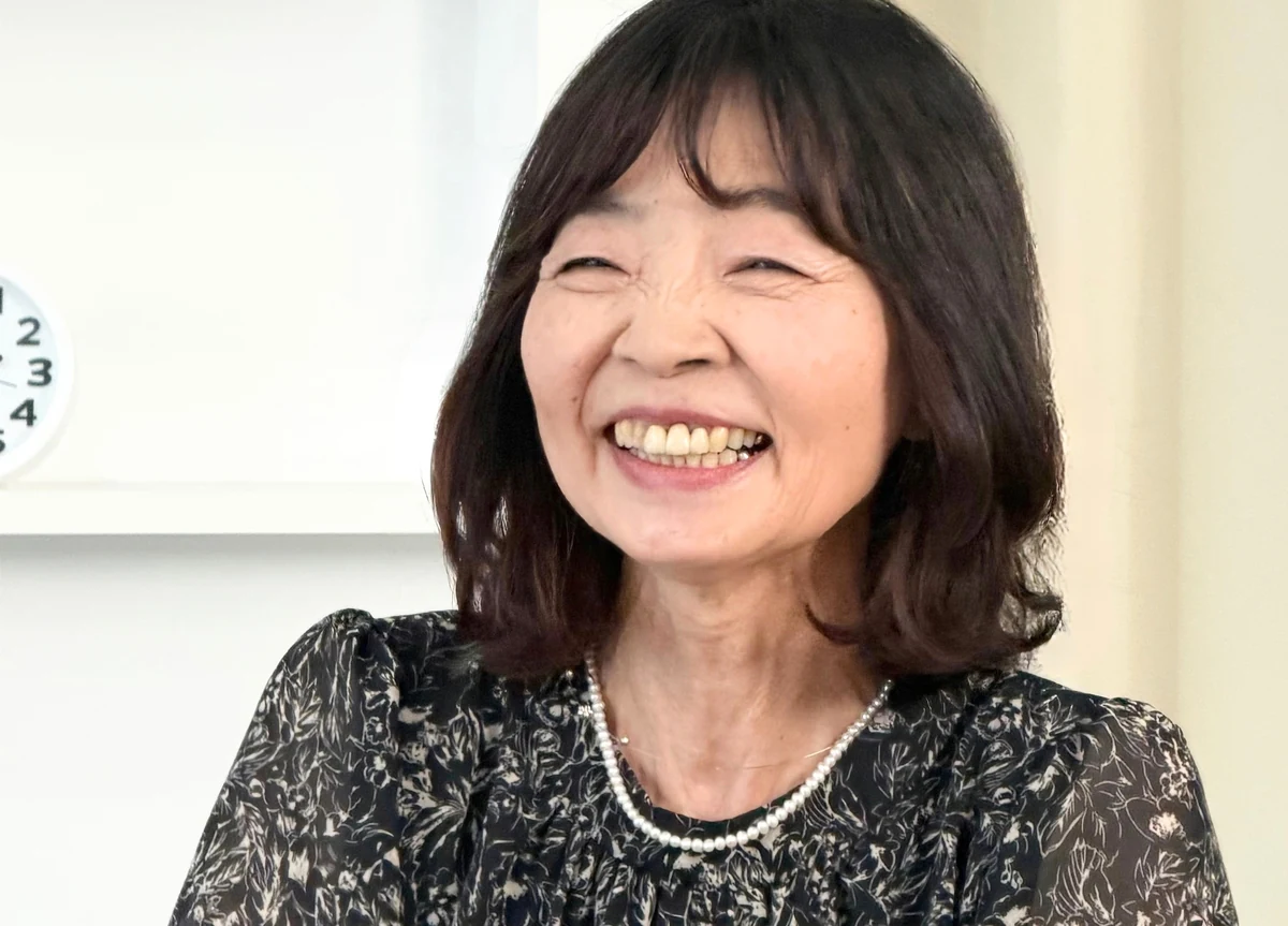 笑顔で話す足立さん