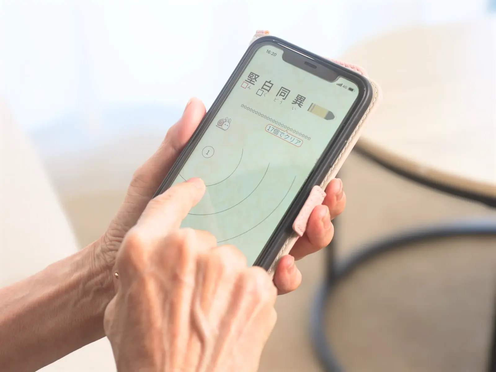 スマートフォンでキクモアのトレーニングをする足立さんの手元